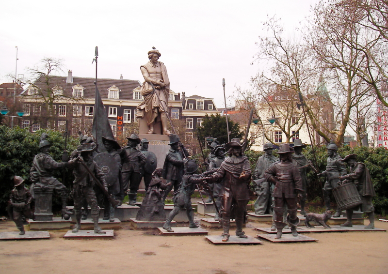Amsterdam Rembrant Meydanı ve sanatçının "Gece Nöbeti" isimli ünlü tablosunun anıtsal bir uyarlaması , Hollanda