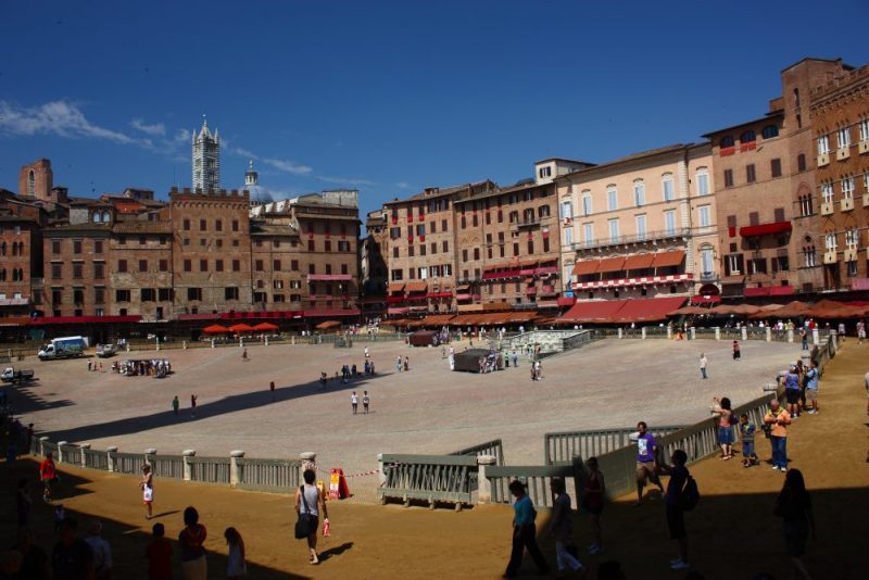 geleneksel Palio yarışının koşulduğu Piazza del Campo Meydanı - Siena