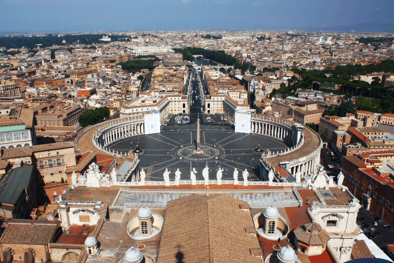 Vatikan Aziz Petrus Bazilikası avlusu ve Roma manzarası