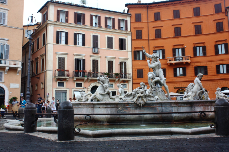 Roma Novana Meydanı ve Neptün Çeşmesi (Roma mitolojisinde su ve deniz tanrısı)