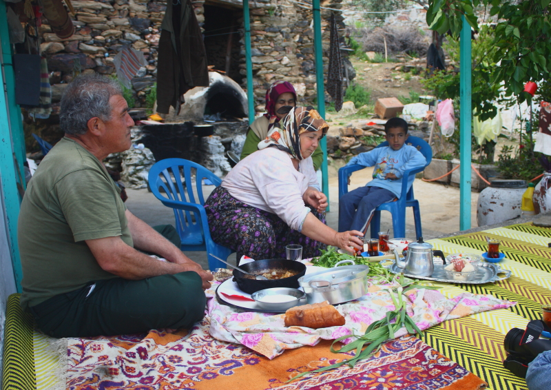 bizi sofrasına davet eden Halil amcaya ve ailesine çok teşekkürler