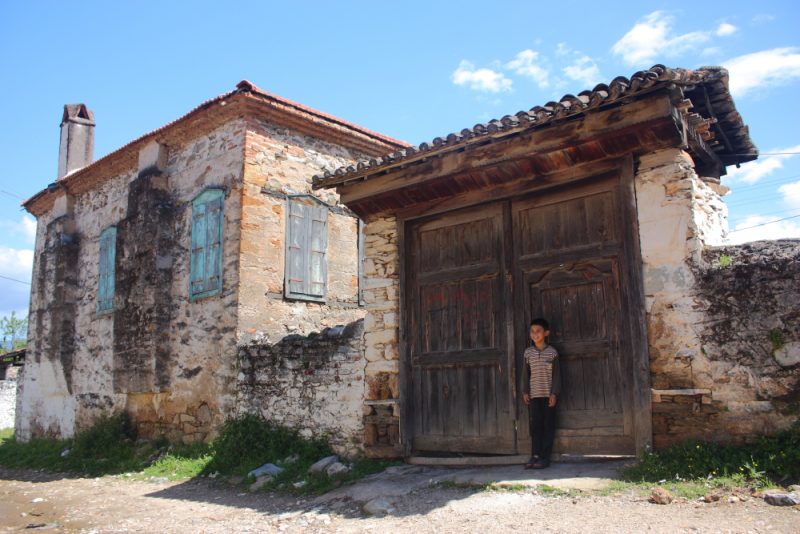 Rehberimiz Engin  bize hem köyünü gezdiriyor hem de modellik de yapıyor, Milas Pınarcık Köyü