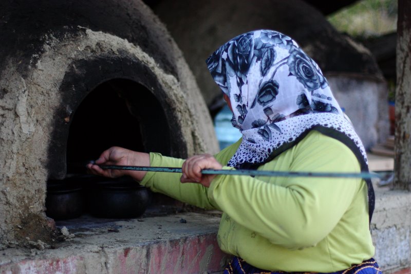 İftar saati yaklaşınca fırınım kapağı açılıyor ve gün boyu pişmiş keşkek ve et cabaları sıra ile dışarı çıkarılıyor. 