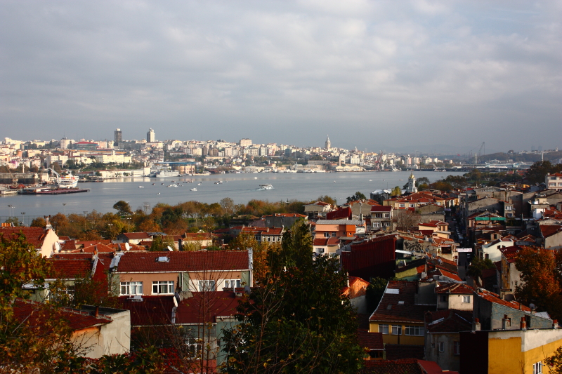 Terastan puslu bir Haliç manzarası: Balat sahili ve Galata