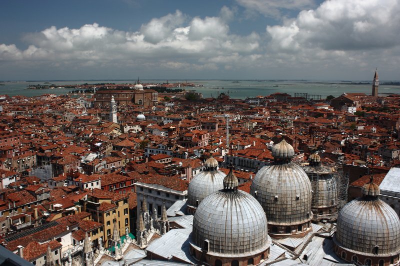 Çan kulesinden San Marco bazilikası ve Venedik çatıları