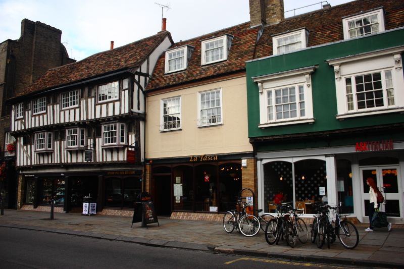 Cambridge sokakları ve Tudors dönemi mimarisi