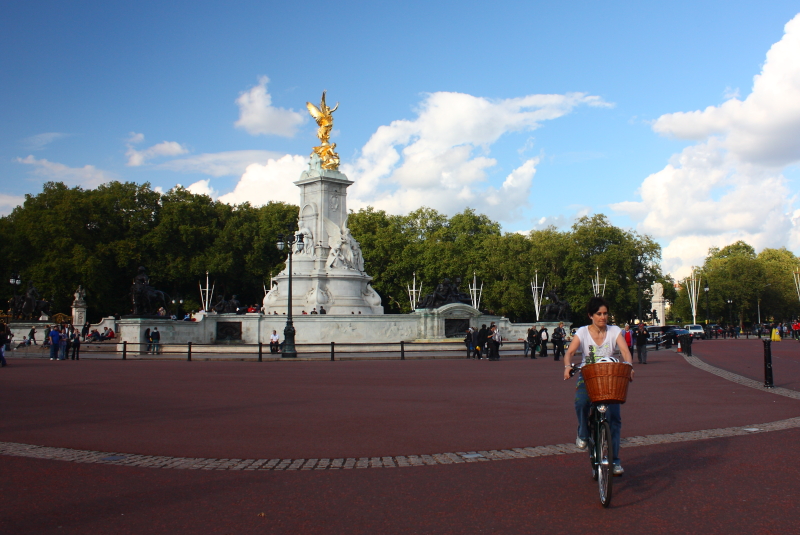 Kraliçe'nin ikamet ettiği Buckingham Sarayı'nın hemen önündeki bahçe ve en uzun süre tahtta kalmış Kraliçe Victoria'nın heykeli