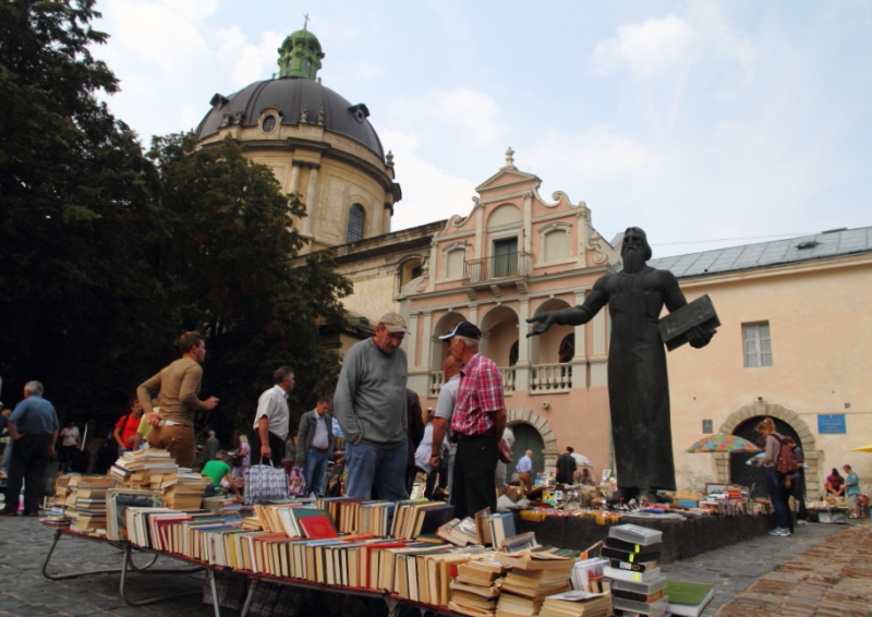 Lviv Gun Powder Meydanı ve bit pazarı