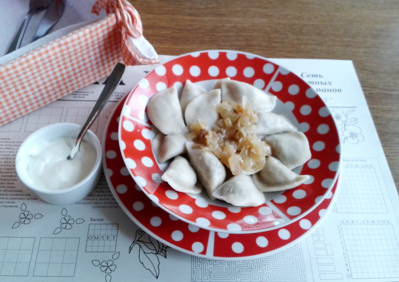 vareniki: Ukrayna mantısı da denebilecek yoğurt ile servis edilen lezzet, patatesli ve peynirli gibi çeşitleri de var.