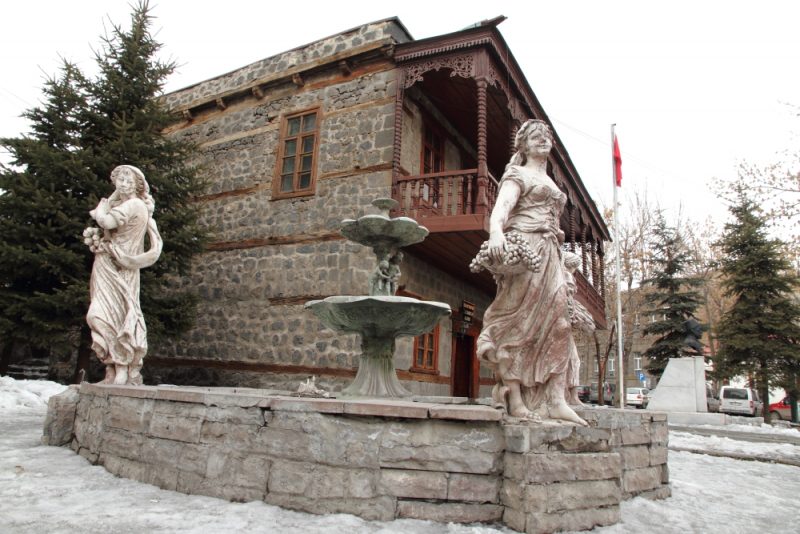 Gazi Ahmet Muhtar Paşa Konağı ve Dört Mevsim heykeli, Kars