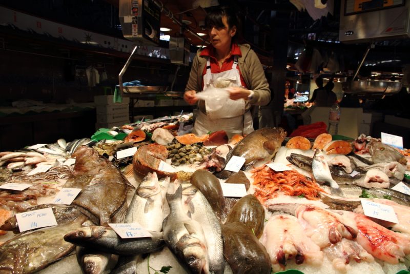 Barselona La Boqueria Market'de bir balıkçı tezgahı