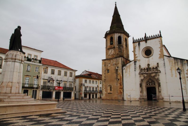 Tomar Meydanı'ndaki tarihi kilise (Igreja de São João Baptista) ve Saat Kulesi