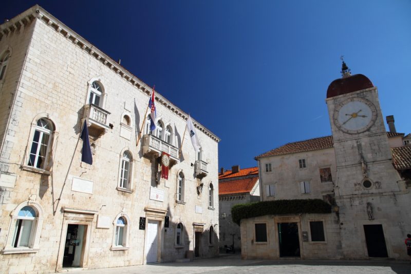 Trogir St John Meydanı ve tarihi saat kulesi (15. yüzyıl)