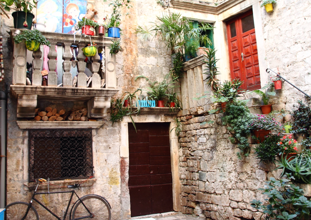 Trogir’in taş sokakları ve renkli pencereleri