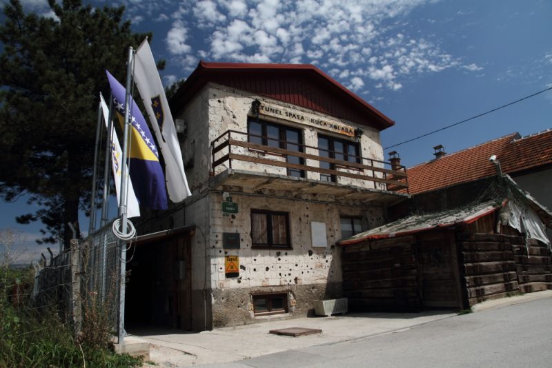 Bahçesinden Saraybosna Umut Tüneli'nin kazıldığı evi müze olarak ziyaret edebilirsiniz.