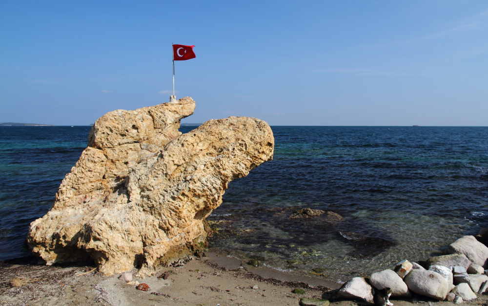 Urla İskele'de mahsun bir gelin kayası