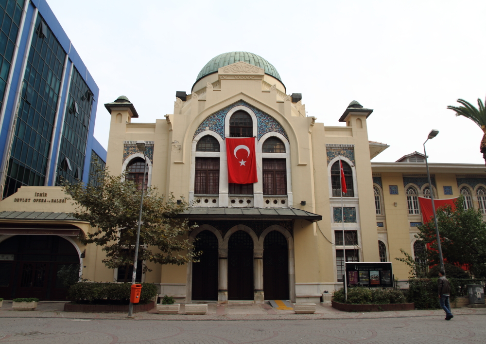 İzmir Devlet Opera ve Balesi binası