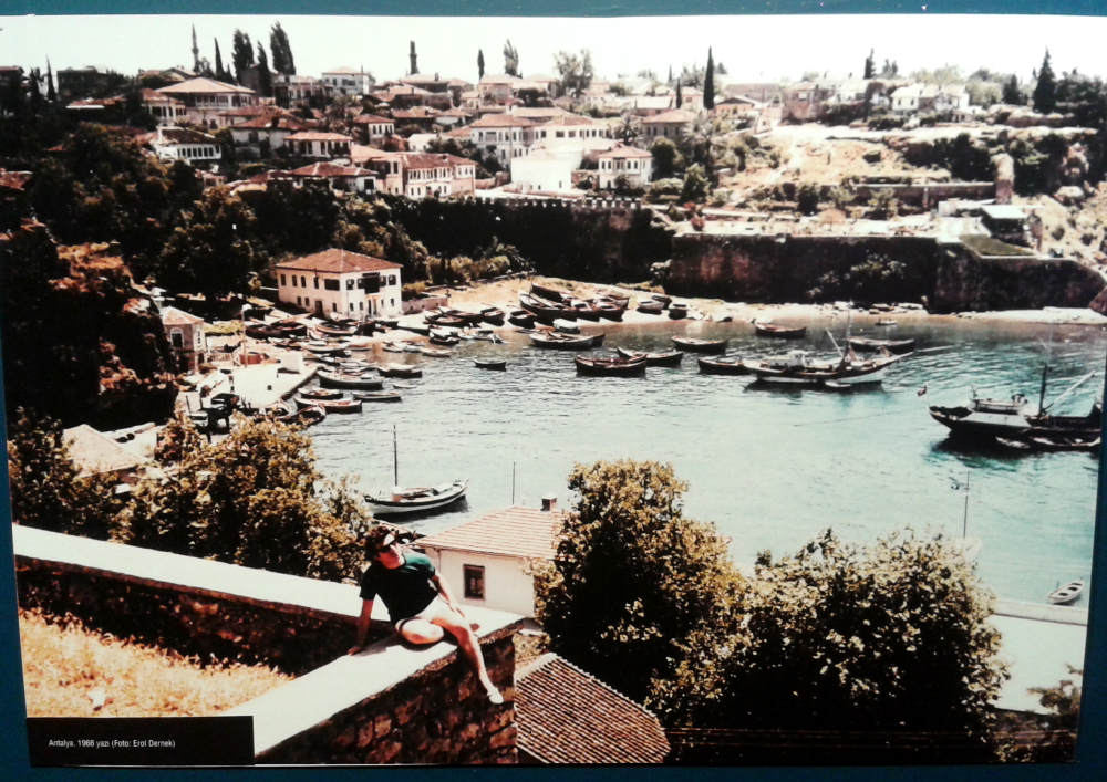 1966 - Zeki Müren ve Antalya Kaleiçi manzarası
