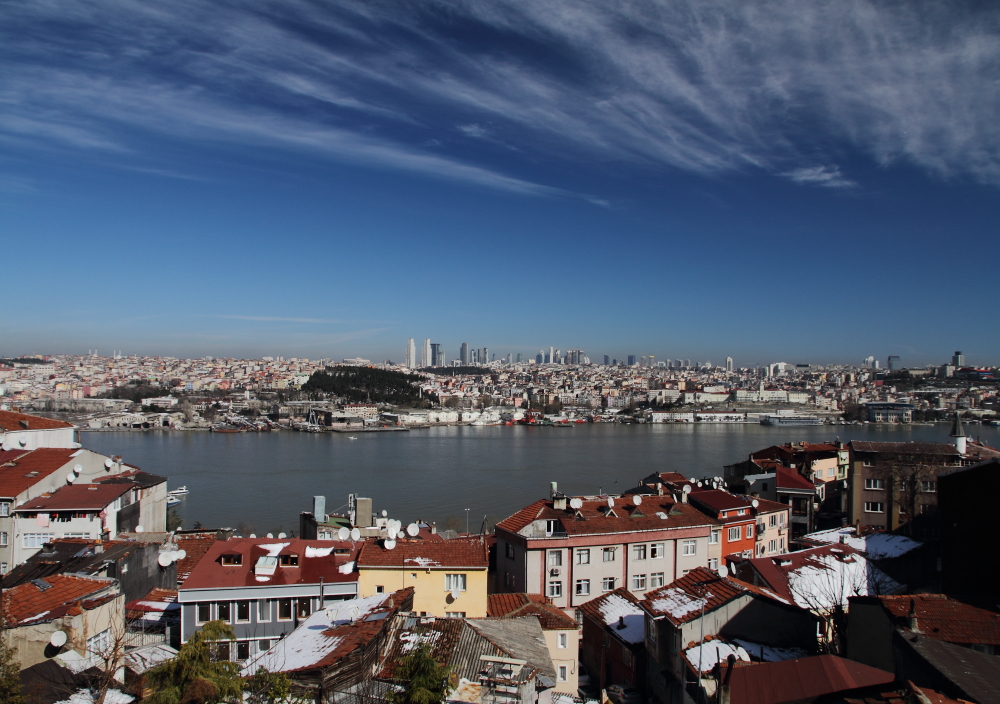Yavuz Selim tepesinden İstanbul manzarası: mahalle, Haliç ve gökdelenler