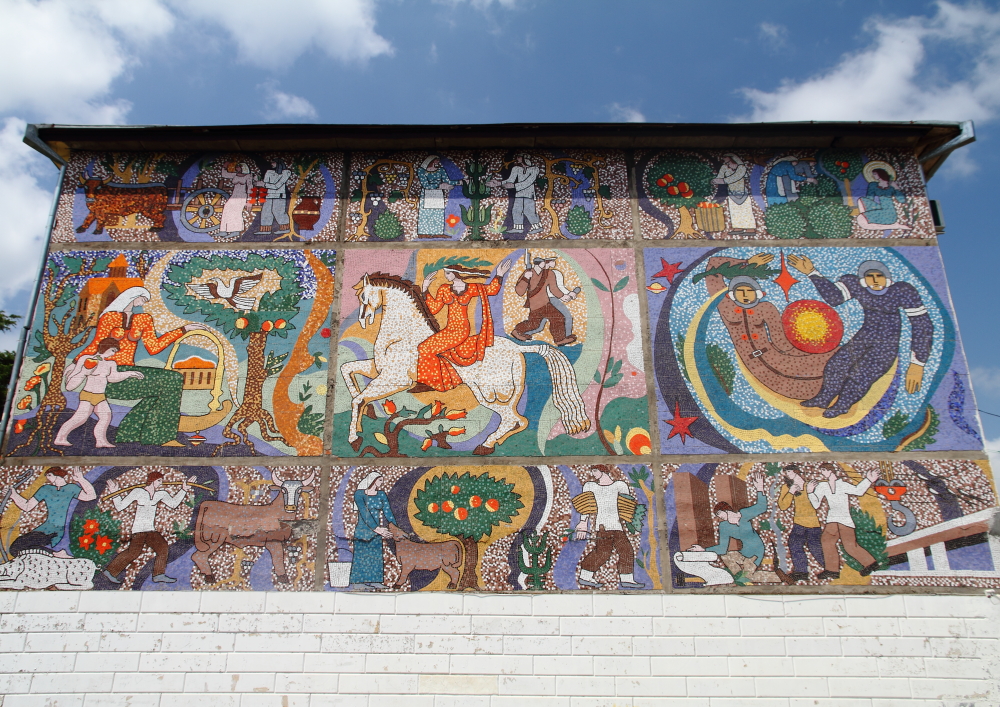 Abasha şehrinde Rus döneminden kalmış mozaik kaplama bir duvar