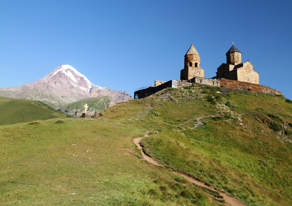 Kazbek ve Gergeti Trinity Kilisesi