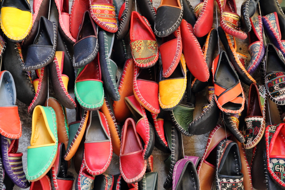 Arastanın rengarenk vitrinleri ve deri pabuçlar