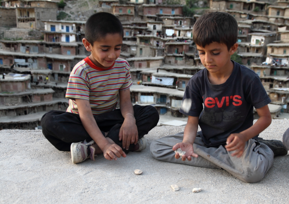 biz çocukken "beş taş" oynardık; İran'ın karlı dağları arasında, hayli zorlu yollarını aşıp da vardığımız uzak bir köyünde çocuklar "yek dü" oynuyor.