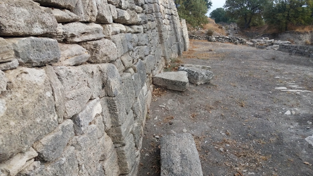 Troya 6 kentinin yekpare taşlar ile örülmüş, eğimli sur duvarları ile hem depreme dayanıklılık hem de düşmana karşı güçlü bir savunma sağlanmıştır