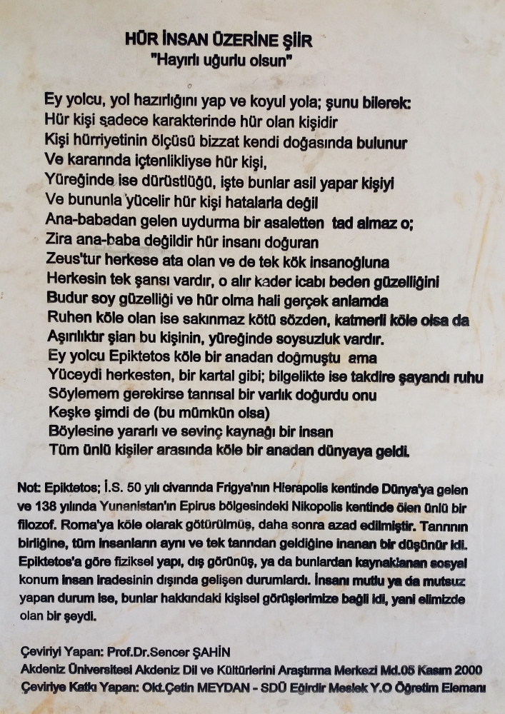 Kayaya oyulmuş şiirin Türkçe tercümesi de yine kayanın yannda sergileniyor.