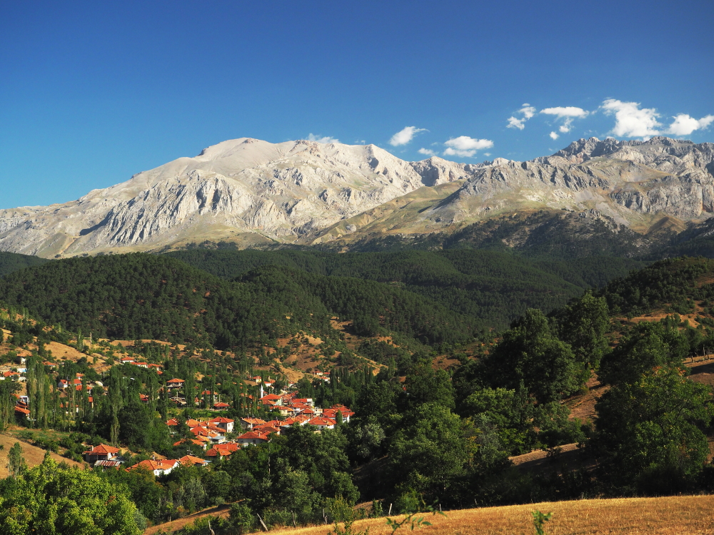 Yaka Köyü ve Dedegöl Dağı manzarası