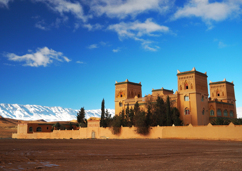 Midelt yakınlarında konakladığımız "Kasbah" ve önümüzdeki karlı dağlar