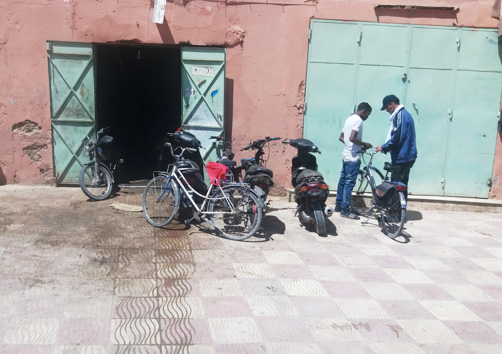 Erfoud'da bir tamirci dükkanı: Bisiklet ve hafif motorlar Fas'ın tüm şehirlerinde en yaygın kullanılan ulaşım aracı