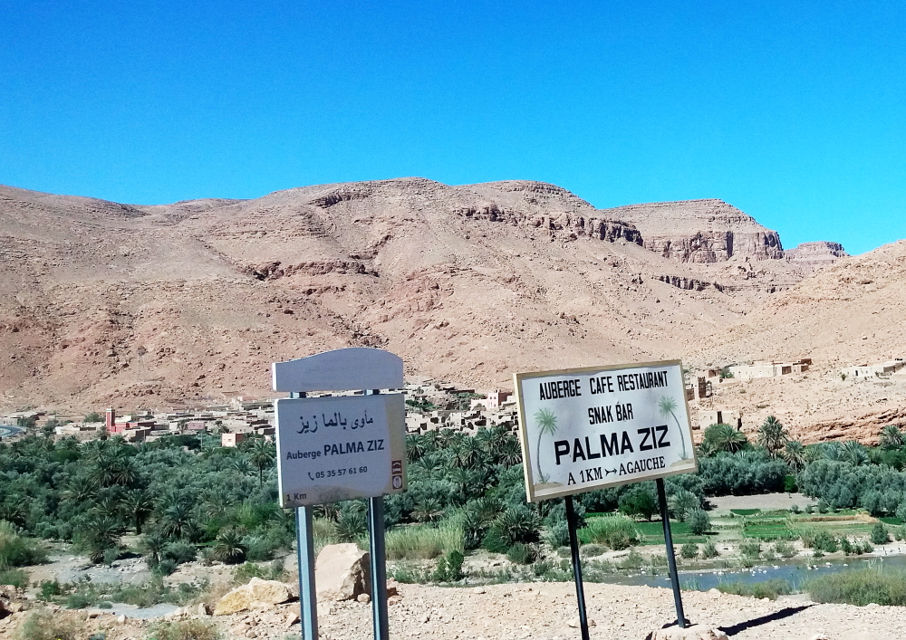 Atlas Dağları'nın eteklerindeki kurak dağlar ve kerpiç evli köyler