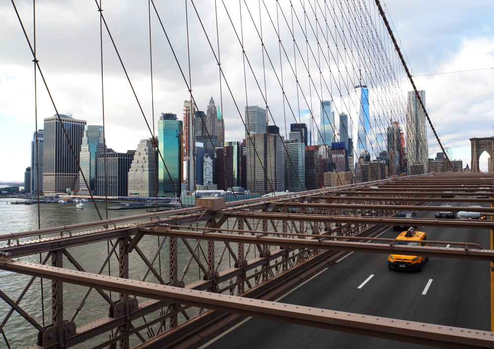 Brooklyn Köprüsü üzerinden Manhattan manzarası
