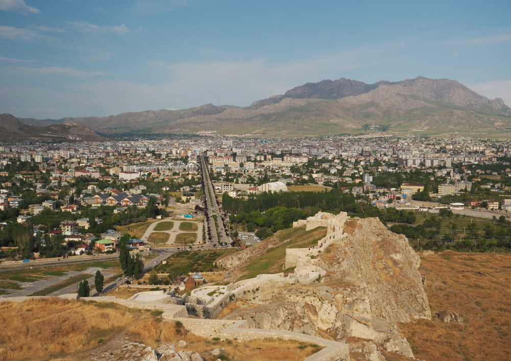 Van Kalesi'nden Van ve Erek Dağı manzarası