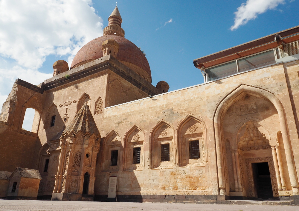 İshak Paşa Sarayı, 2. Avlu: Selamlık bölümü kapısı ve türbe