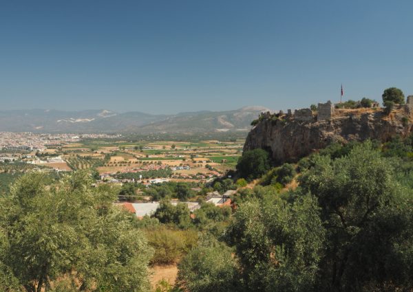 Beçin Kalesi surlarından Milas Ovası manzarası