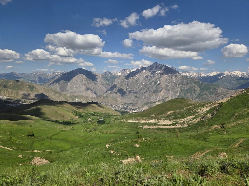 Mergabüt Yaylası'ndan Sümbül Dağı ve Hakkari manzarası